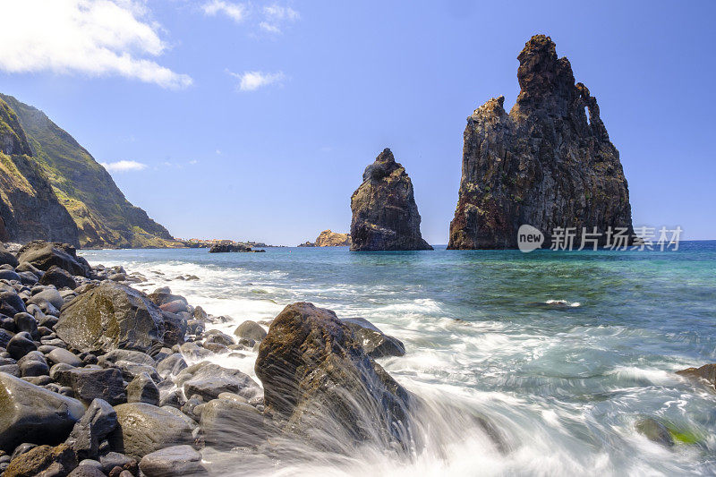 海浪袭击了Ribeira da Janela马德拉岛北部海岸